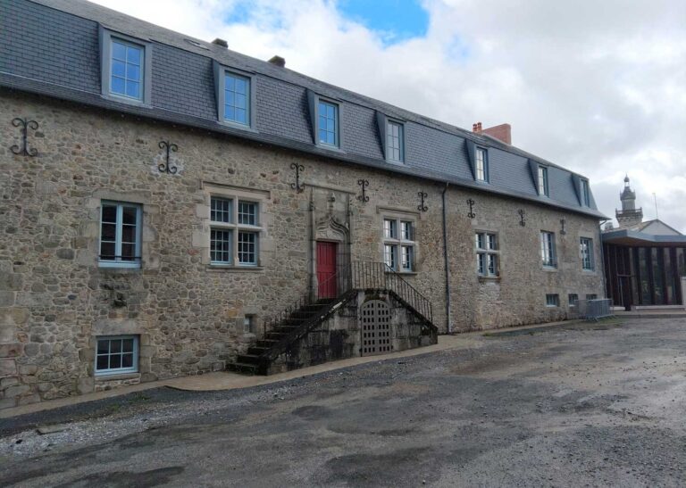 Menuiseries bois en rénovation pour les communes