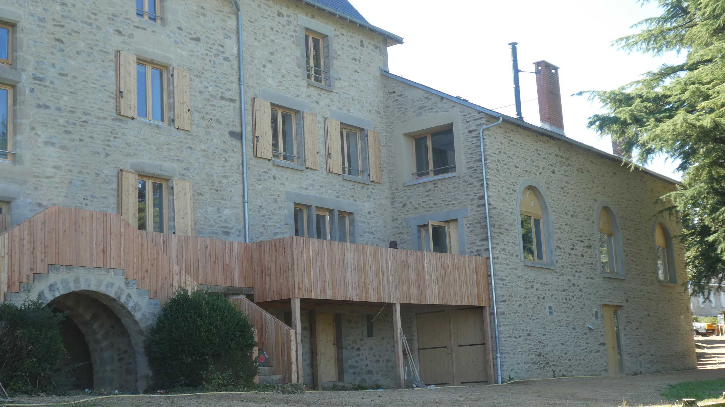 Restauration du patrimoine avec fenêtre en bois sur mesure