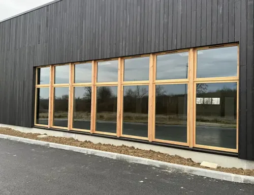 Nouvelle fabrication et pose de menuiseries – Fenêtres et portes en bois – pour un bâtiment privé.